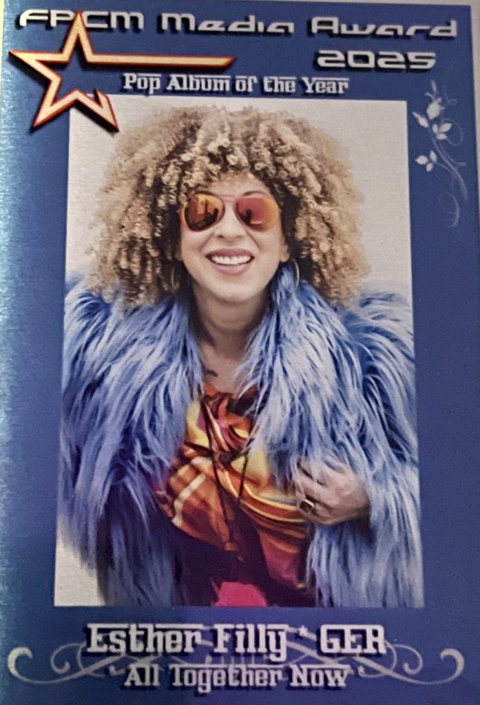 🎤 ESTHER FILLY – The Queen of Ridstyle® – preisgekrönte Soul-Sängerin und Entertainerin live auf der Bühne, buchbar für Festivals, Galas, Pride-Events, Firmenveranstaltungen und exklusive Live-Events.